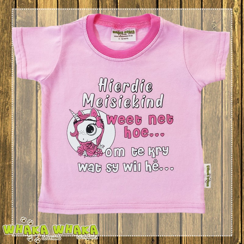 Hierdie meisiekind weet net hoe om te kry wat sy wil he Girls T-shirt