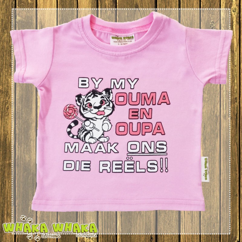 By ouma en oupa maak ons die reëls Girls T-shirt